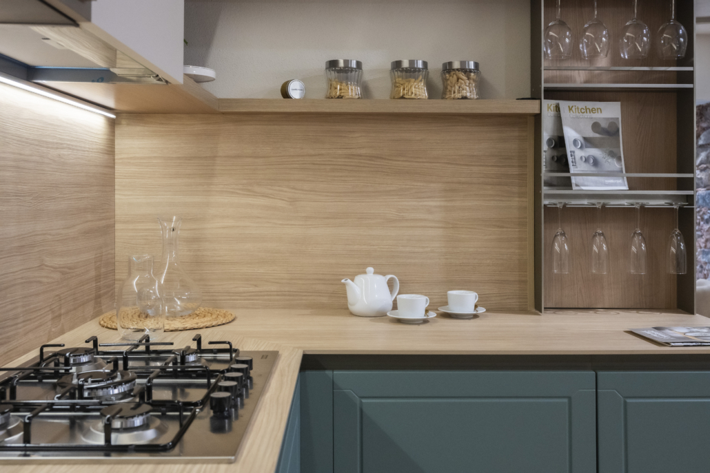 Cappadonna Mobili - DSC_7325 Cucina con finiture in legno e ante verde petrolio nello showroom Cappadonna, fotografia SAKO